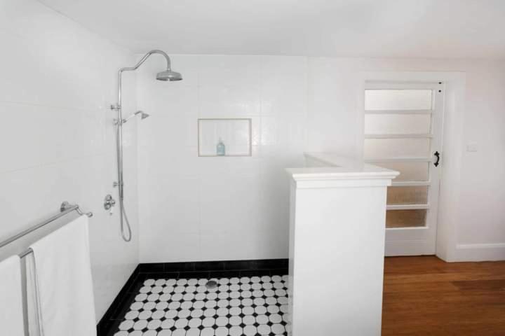 Studio 39 Hotel Шепъртън Екстериор снимка